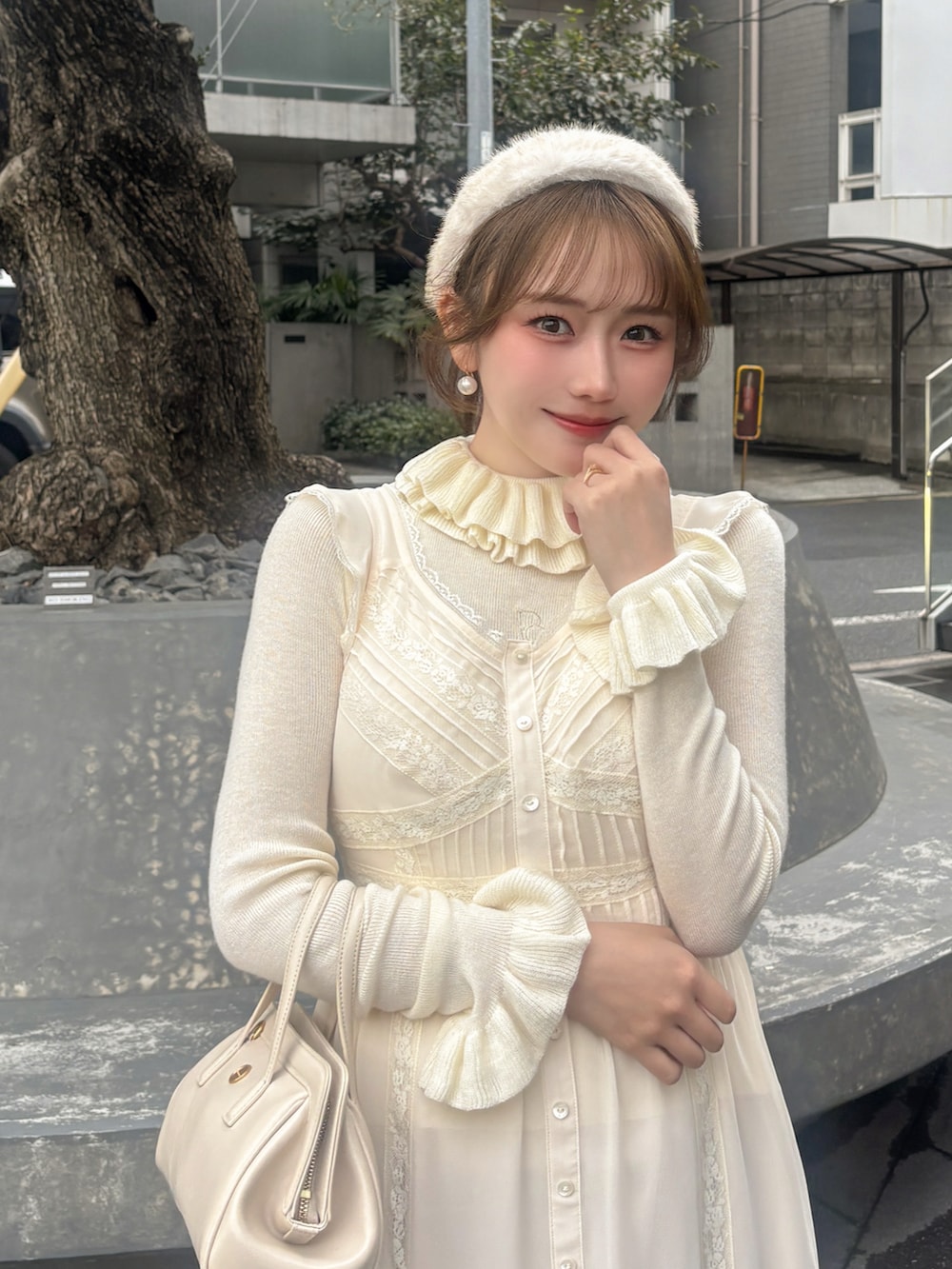 ブラウン系のブーツ、ホワイト系のワンピース/ドレス、ホワイト系のトップスを着用したレディースの秋コーディネートの2枚目の写真