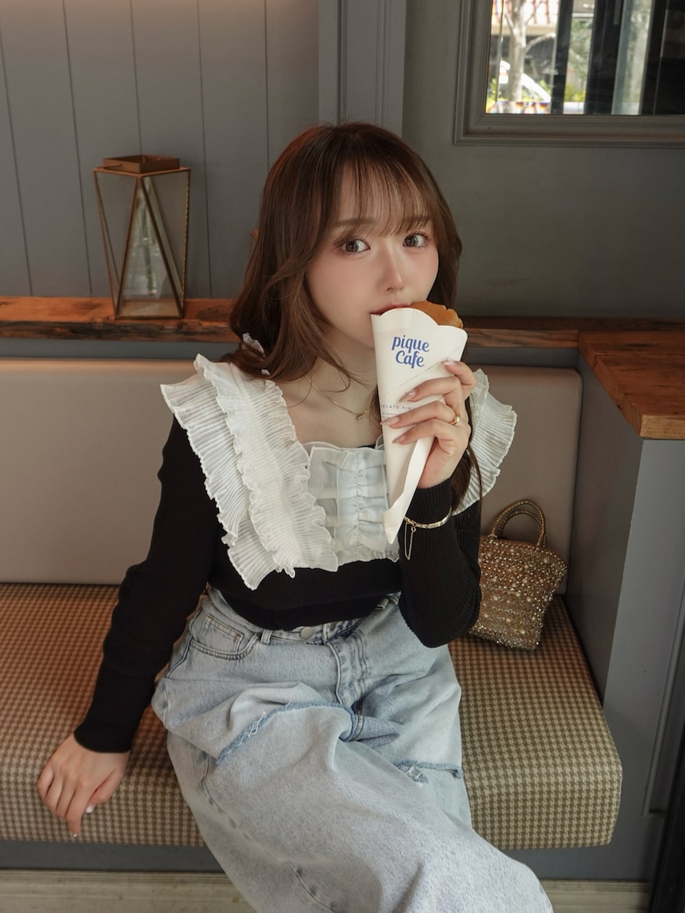 「春めき満開コーデ、ショルダーバッグ、カジュアルスタイル、きれいめカジュアル、モノトーン、デニム、ブーツ、春コーデ、フリル、デートコーデ、カジュアルコーデ、骨格ストレート」｜「SNIDELのプリーツドッキングプルオーバー（ニット/セーター、その他）」を使った、白濱楓雅 ( ふぅ )🍨さん（骨格ストレート・レディース・158cm）の春コーディネートの5枚目の写真