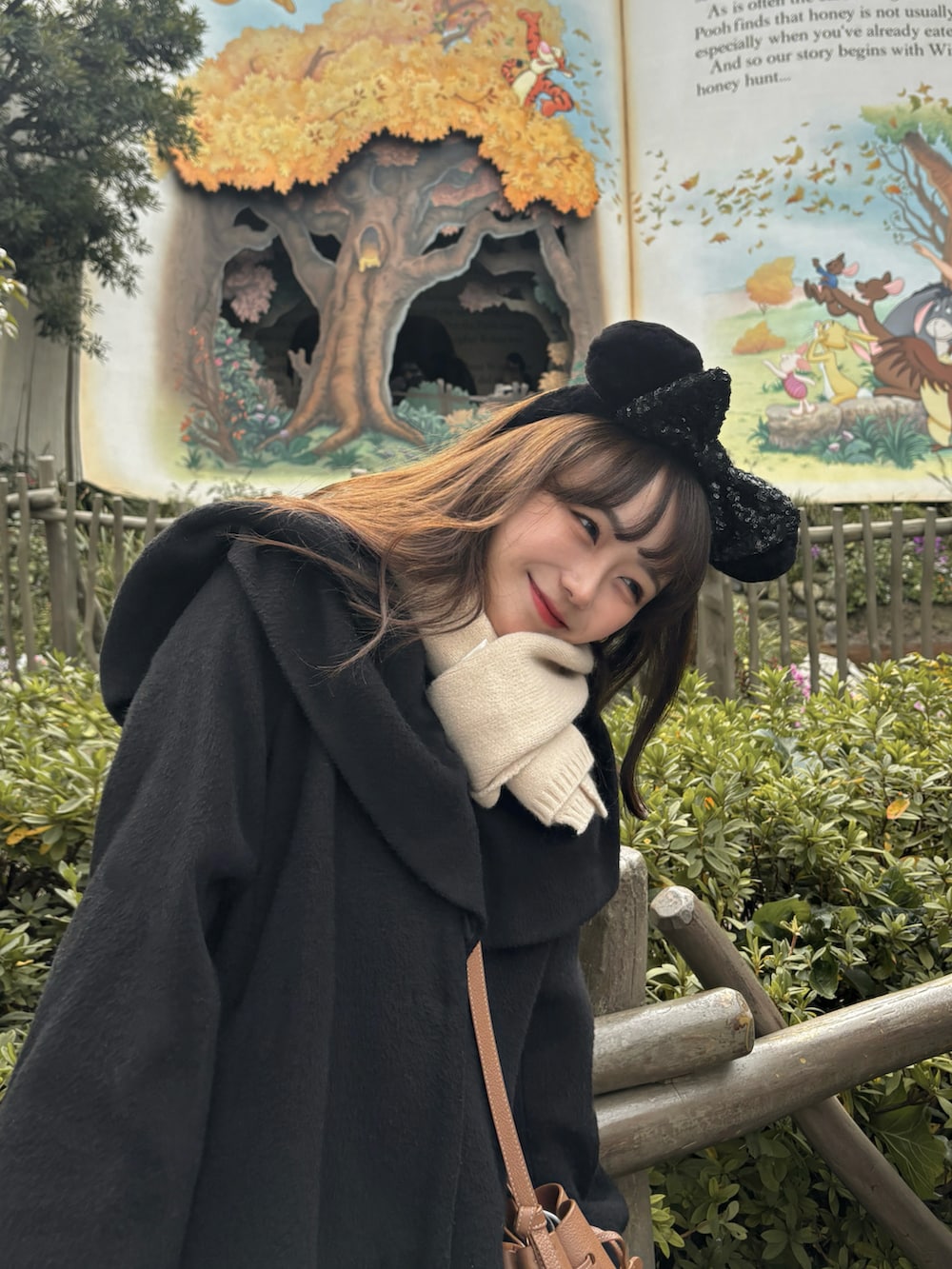 「今日のコスメと服、ブラック、モノトーン、ディズニーコーデ、ディズニー、春コーデ、デートコーデ、レイヤードスタイル、キャミワンピ、タートルネック、ショルダーバッグ、ブーツ、ティアードスカート、ワンピース、春のNewスタイル」｜「FURFURのフリルカラー２WAYコート（その他アウター、ブラック系）」を使った、白濱楓雅 ( ふぅ )🍨さん（骨格ストレート・レディース・158cm）の冬コーディネートの2枚目の写真