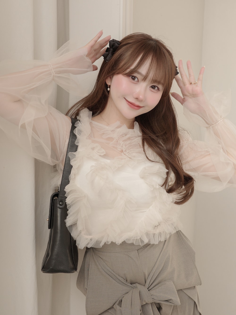 ブラック系のバッグ、ベージュ系のその他パンツ、ホワイト系のトップスを着用したレディースの春コーディネートの3枚目の写真