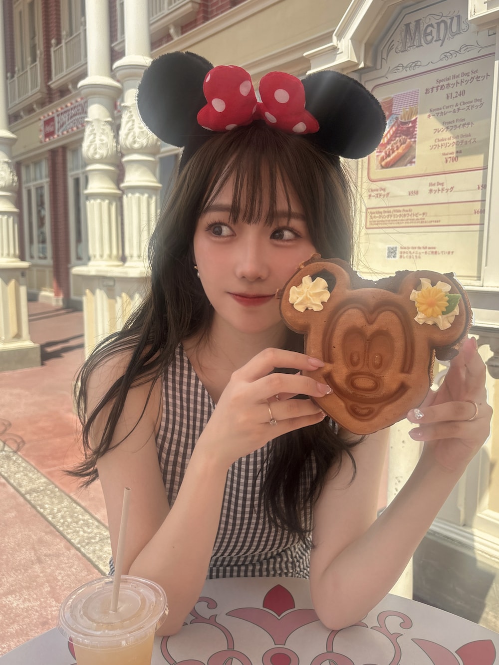 「テーマパークコーデ、ディズニーコーデ、休日スタイル、ノースリーブ、チェック、ワンピース、デートコーデ、お出かけコーデ、モノトーン、骨格ストレート、夏コーデ、きれいめカジュアル、キレイめ」｜「Paris64のアイテム（バッグ、ホワイト系）」を使った、白濱楓雅 ( ふぅ )🍨さん（骨格ストレート・レディース・158cm）の夏コーディネートの5枚目の写真