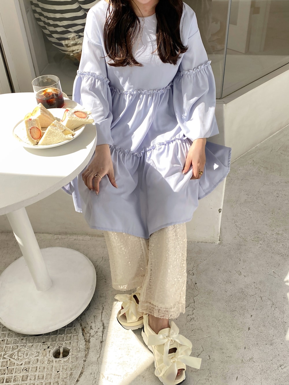 ブルー系のワンピース、ホワイト系のハンドバッグ、ホワイト系のその他パンツを着用したレディースの春コーディネートの3枚目の写真