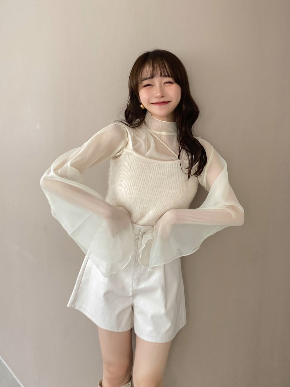 ホワイト系のブーツ、ホワイト系のトップス、ホワイト系のシャツ/ブラウスを着用したレディースの夏コーディネートの3枚目の写真