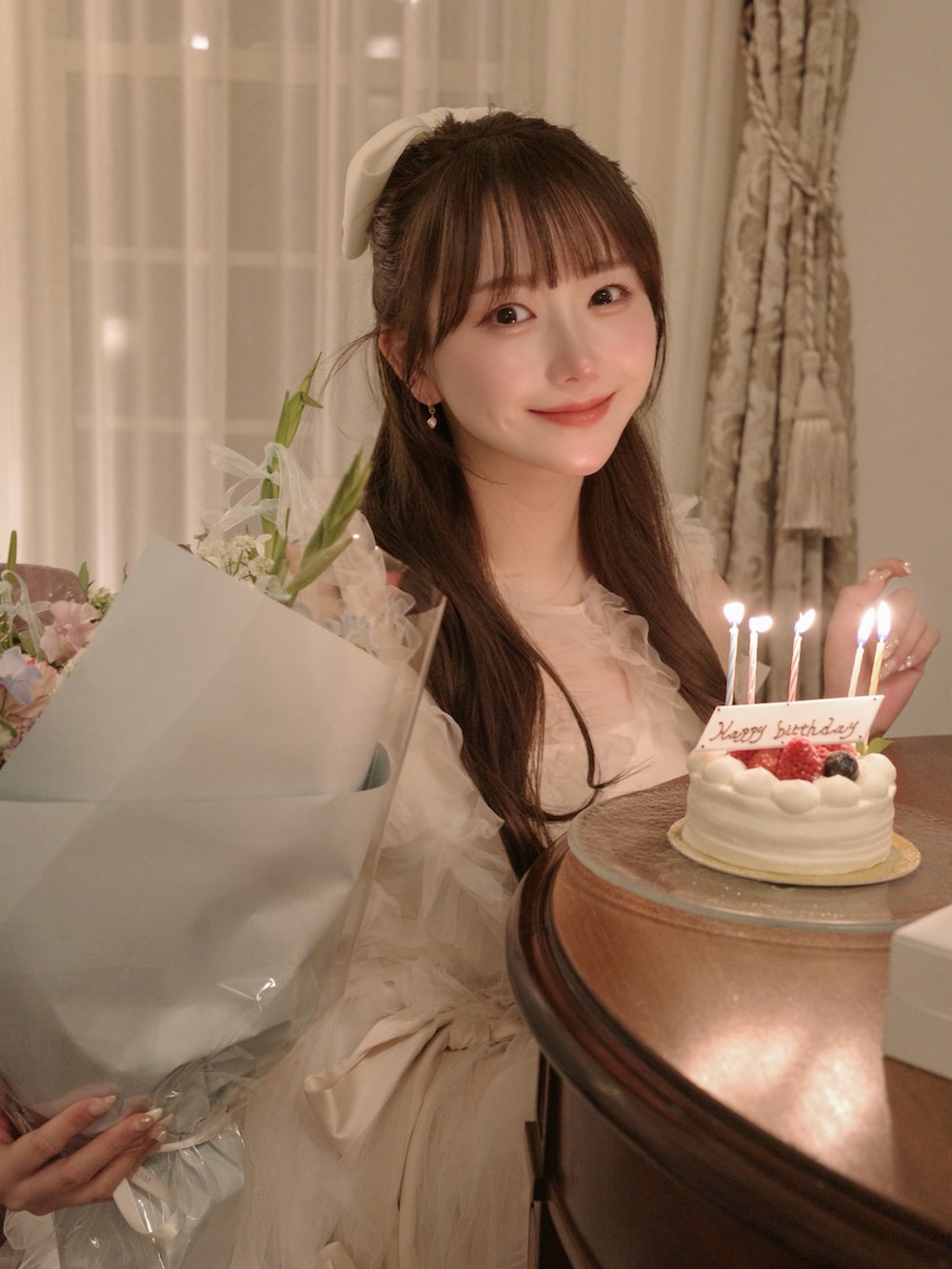 ホワイト系のパンプス、ホワイト系のトップス、ホワイト系のスカートを着用したレディースの春コーディネートの3枚目の写真