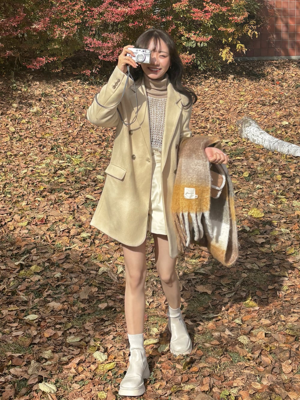 「ファッションを楽しもう、休日コーデ、秋冬コーデ、ゆるコーデ、シンプルコーデ、淡色コーデ、レイヤードスタイル、ジャケット、アウター、ブーツ、マフラー、ワントーンコーデ、きれいめカジュアル、キレイめ、ショートパンツ」|「pomiiiの透かし編みニット(ニット/セーター、ホワイト系)」を使った、白濱楓雅 ( ふぅ )🍨さん(骨格ストレート・レディース・158cm)の秋コーディネートの5枚目の写真