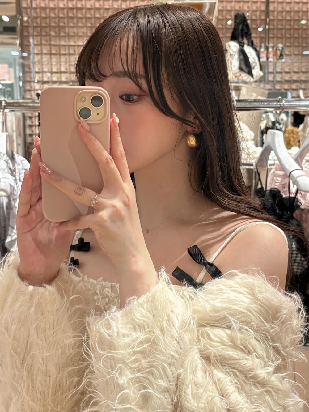 「春、春色、キャミワンピ、キレイめ、サンダル、カーディガン、春コーデ、春アウター、ワンピース、お呼ばれスタイル、ホワイト、デートコーデ、ガーリー、淡色コーデ、休日スタイル」｜「SNIDELのアイテム（ワンピース/ドレス、ホワイト系）」を使った、白濱楓雅 ( ふぅ )🍨さん（骨格ストレート・レディース・158cm）の春コーディネートの3枚目の写真