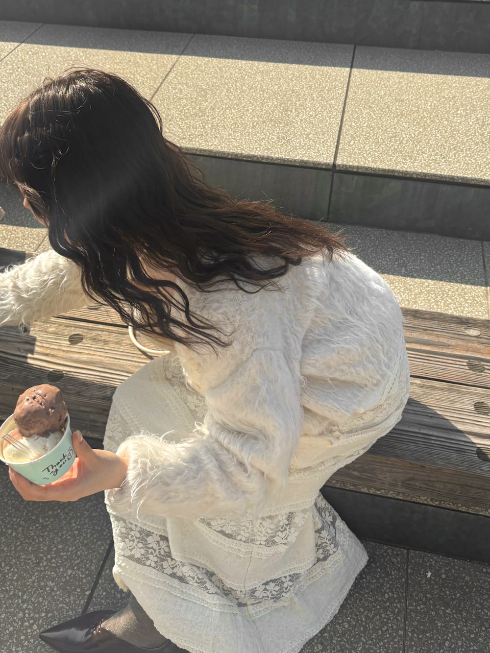 ベージュ系のショルダーバッグ、ホワイト系のワンピース、ホワイト系のカーディガン/ボレロを着用したレディースの春コーディネートの3枚目の写真