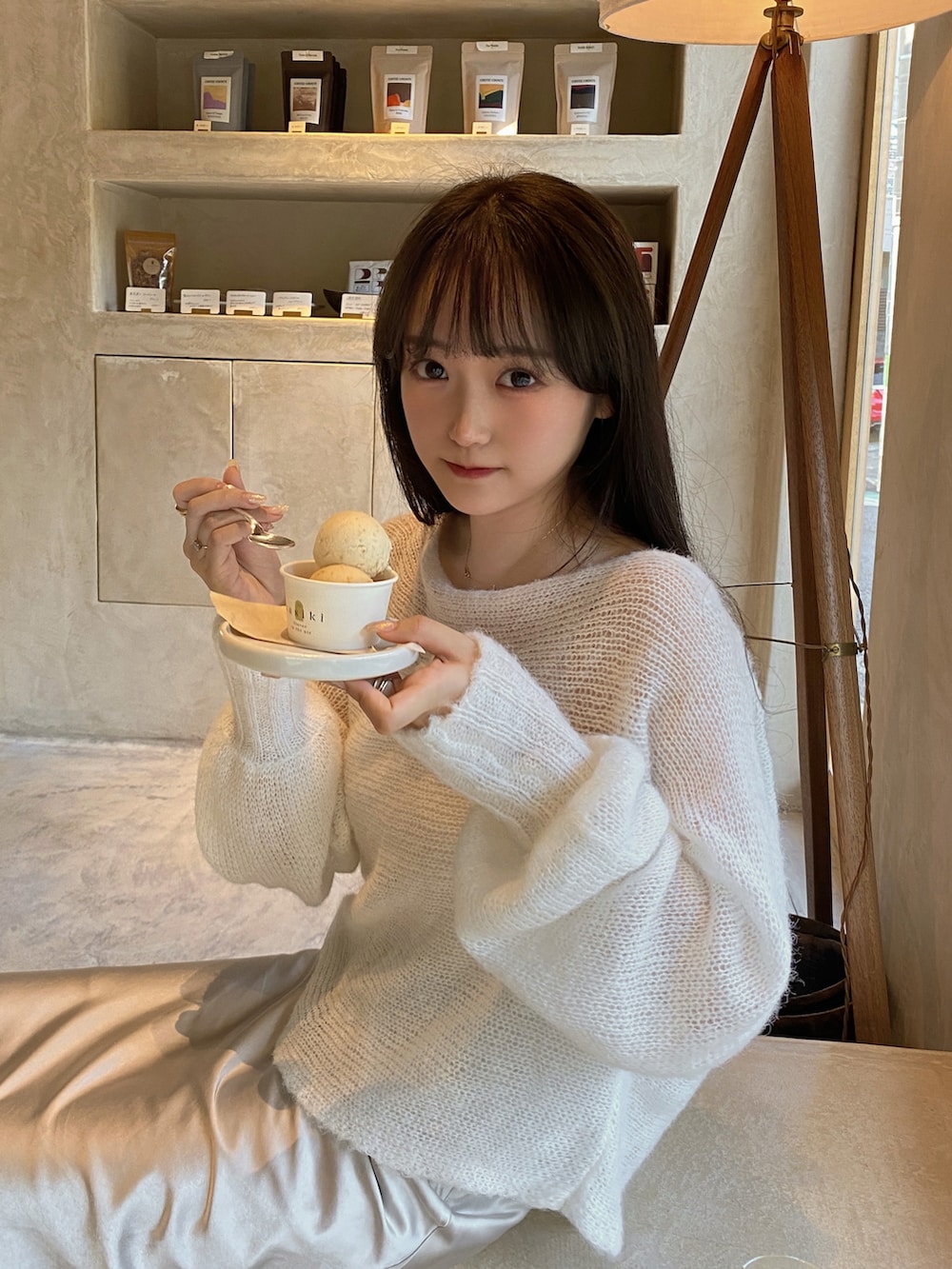 「お出かけコーデ、秋服準備はじめました、秋服コーデ、ブルーコーデ、オールホワイト、ホワイト、ホワイトコーデ、ニット、デート、デートスタイル（WOMEN）、ガーリー、淡色コーデ、淡色女子、きれいめカジュアル、キレイめ」｜「MERCURYDUOのサテンナロースカート（スカート、グレー系）」を使った、白濱楓雅 ( ふぅ )🍨さん（骨格ストレート・レディース・158cm）の夏コーディネートの3枚目の写真