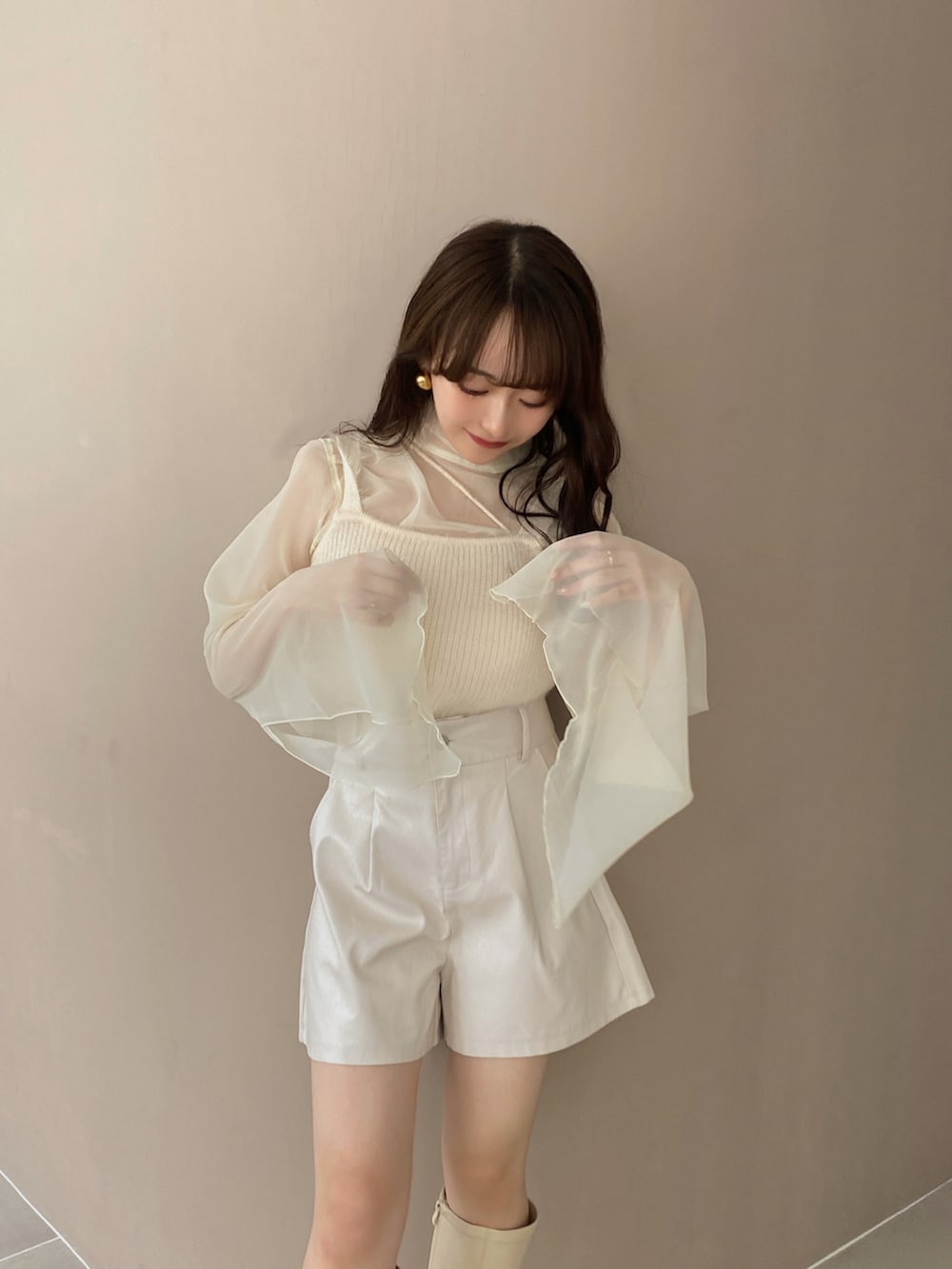 ホワイト系のブーツ、ホワイト系のトップス、ホワイト系のシャツ/ブラウスを着用したレディースの夏コーディネートの4枚目の写真