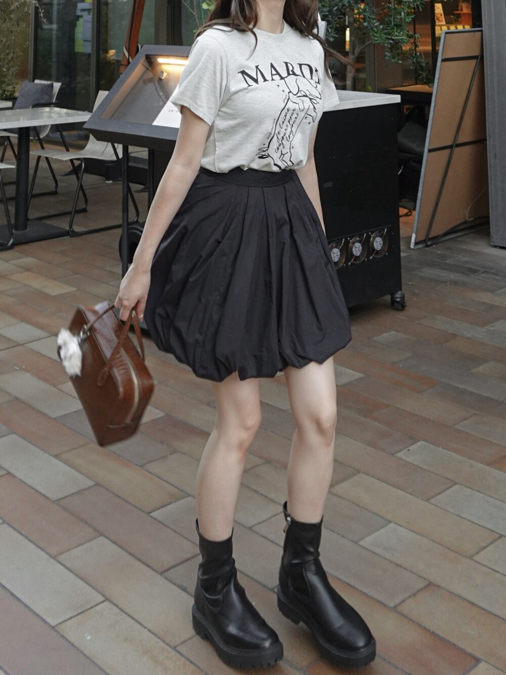 「アウトドアスタイル、秋コーデ、休日スタイル、秋服コーデ、今日のコーデ、ミニスカート、デートコーデ、モノトーン、ブラック、ブーツ、骨格ストレート、カジュアル、Tシャツ」｜「COCO DEALのアイテム（スカート、ブラック系）」を使った、白濱楓雅 ( ふぅ )🍨さん（骨格ストレート・レディース・158cm）の秋コーディネートの2枚目の写真