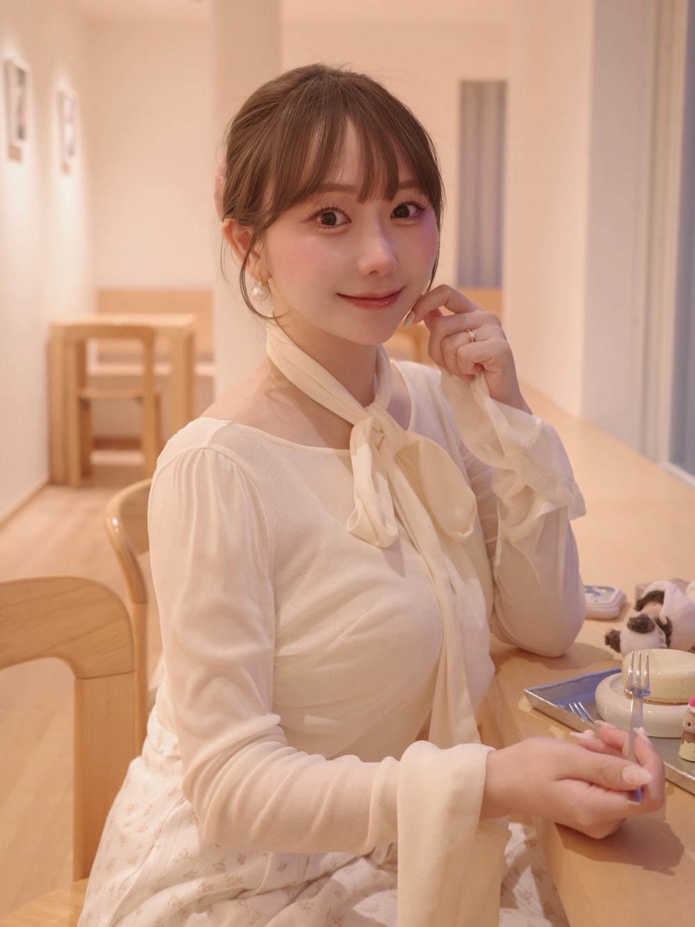 ブラウン系のシューズ、ピンク系のパンツ、ホワイト系のトップスを着用したレディースの秋コーディネートの5枚目の写真