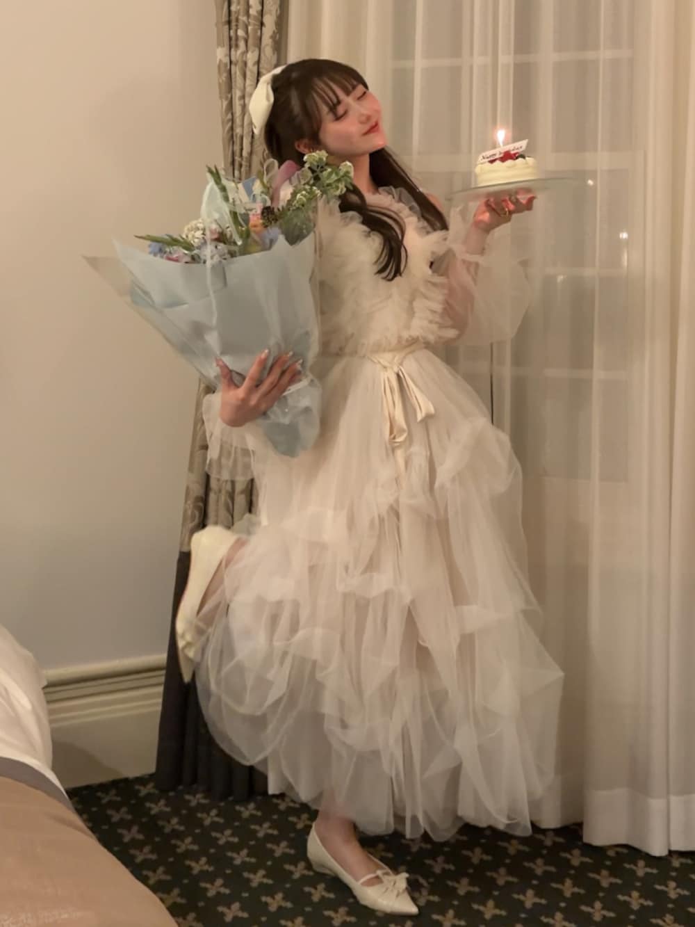 ホワイト系のパンプス、ホワイト系のトップス、ホワイト系のスカートを着用したレディースの春コーディネートの2枚目の写真