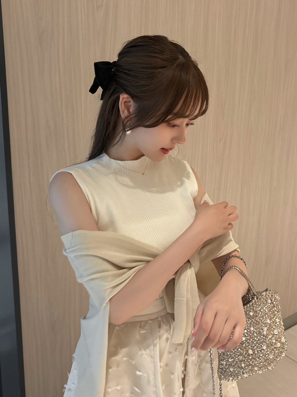 「レイヤードスタイル、夏コーデ、さらっと晴れやかスナップ、休日スタイル、シンプルスタイル、デートコーデ、キレイめ、お出かけコーデ、オールホワイト、淡色コーデ、カーディガン、ホワイト、ショルダーバッグ、サンダル、スカート」｜「ANTEPRIMAのアイテム（バッグ、ゴールド系）」を使った、白濱楓雅 ( ふぅ )🍨さん（骨格ストレート・レディース・158cm）の夏コーディネートの4枚目の写真