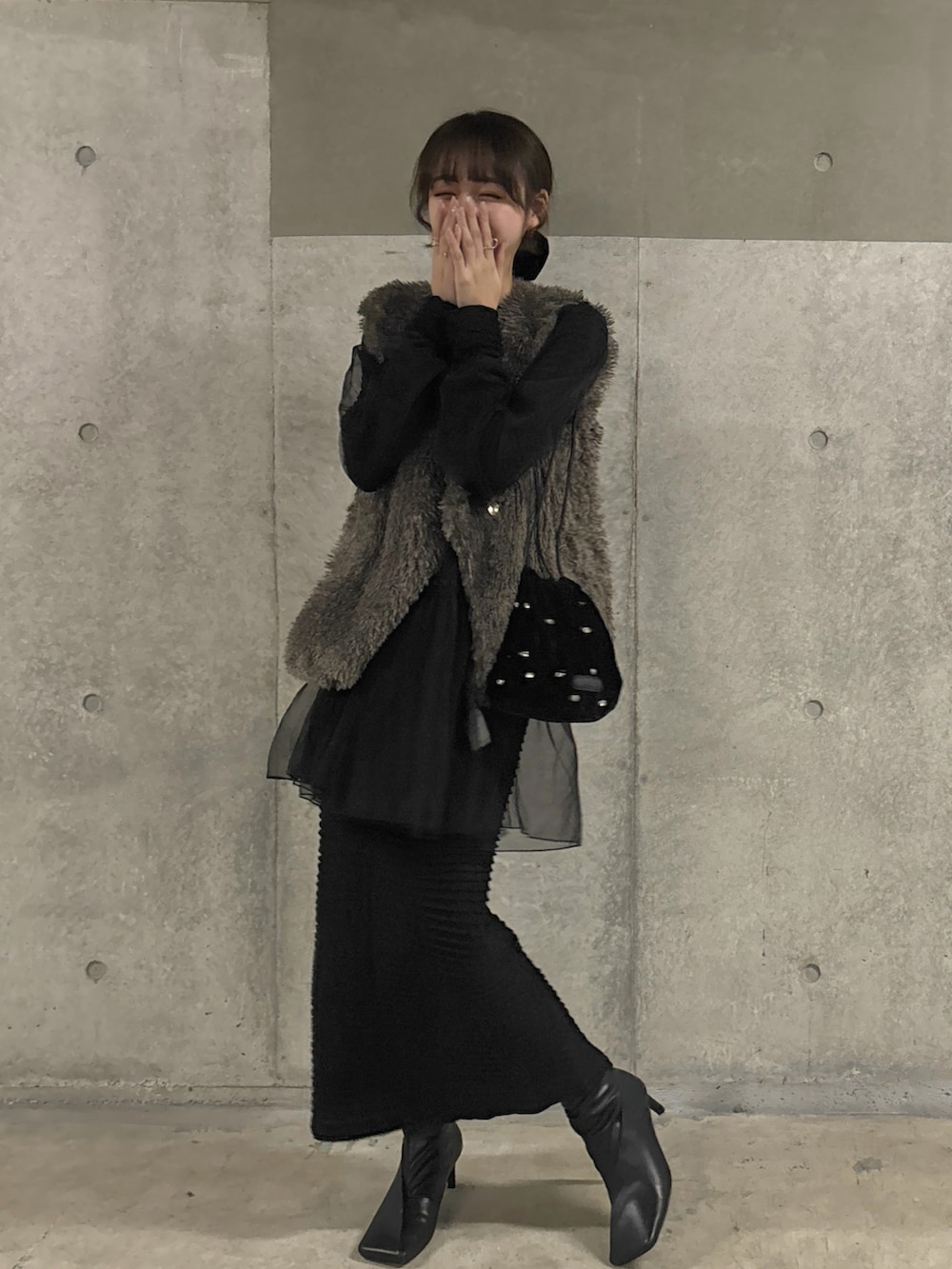 ブラック系のシャツ/ブラウス、ブラック系のTシャツ/カットソー、ブラック系のスカートを着用したレディースの秋コーディネートの3枚目の写真