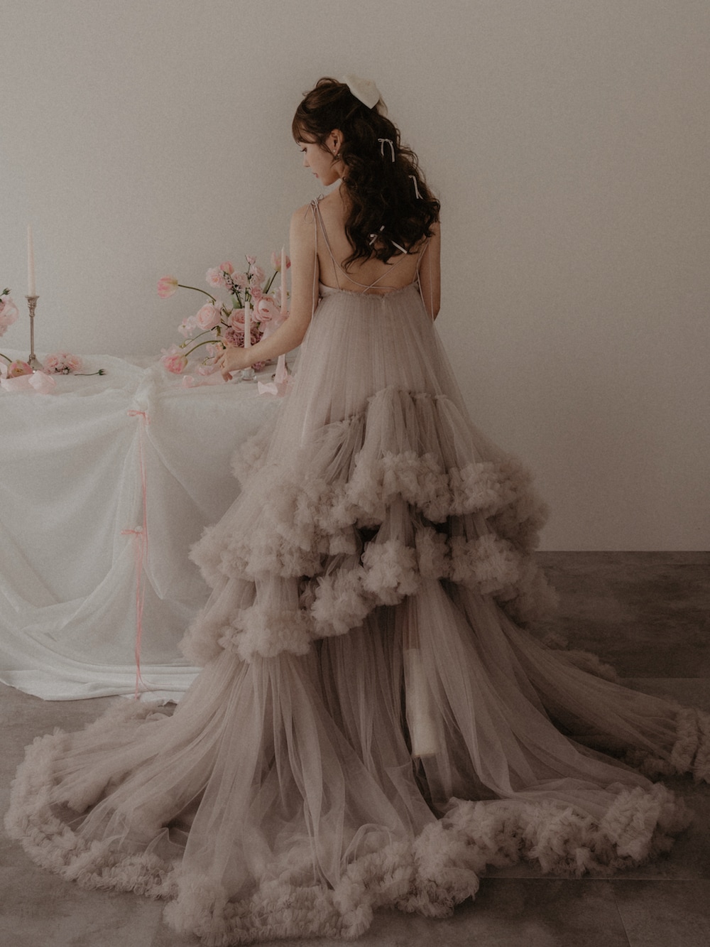 ホワイト系のブーツ、ホワイト系のスカート、ピンク系のドレスを着用したレディースの秋コーディネートの5枚目の写真