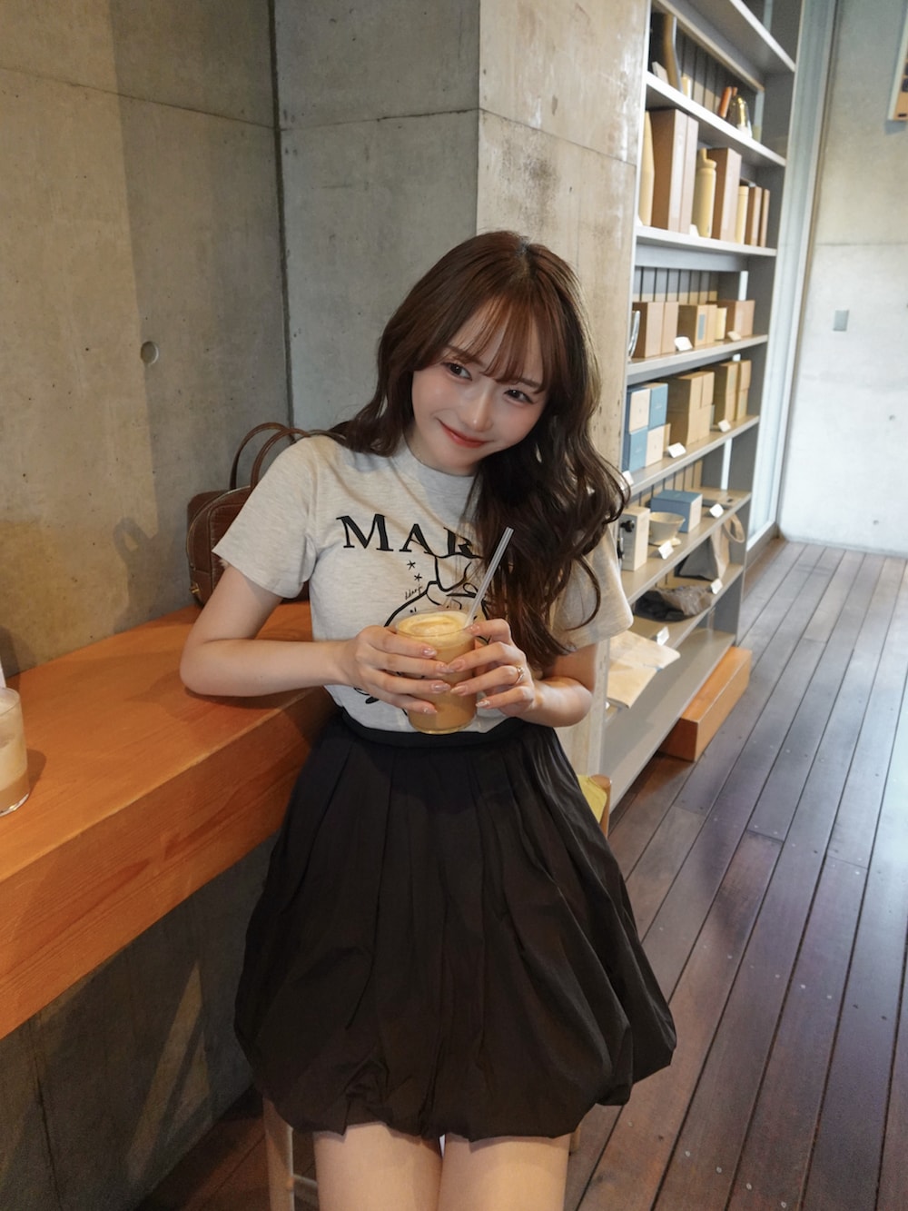 「アウトドアスタイル、秋コーデ、休日スタイル、秋服コーデ、今日のコーデ、ミニスカート、デートコーデ、モノトーン、ブラック、ブーツ、骨格ストレート、カジュアル、Tシャツ」｜「COCO DEALのアイテム（スカート、ブラック系）」を使った、白濱楓雅 ( ふぅ )🍨さん（骨格ストレート・レディース・158cm）の秋コーディネートの4枚目の写真