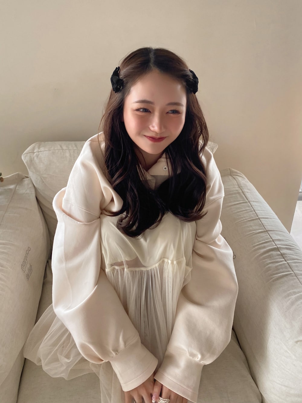 ベージュ系のTシャツ/カットソー、ベージュ系のスカート、ブラック系のバレッタ/ヘアクリップを着用したレディースの夏コーディネートの3枚目の写真