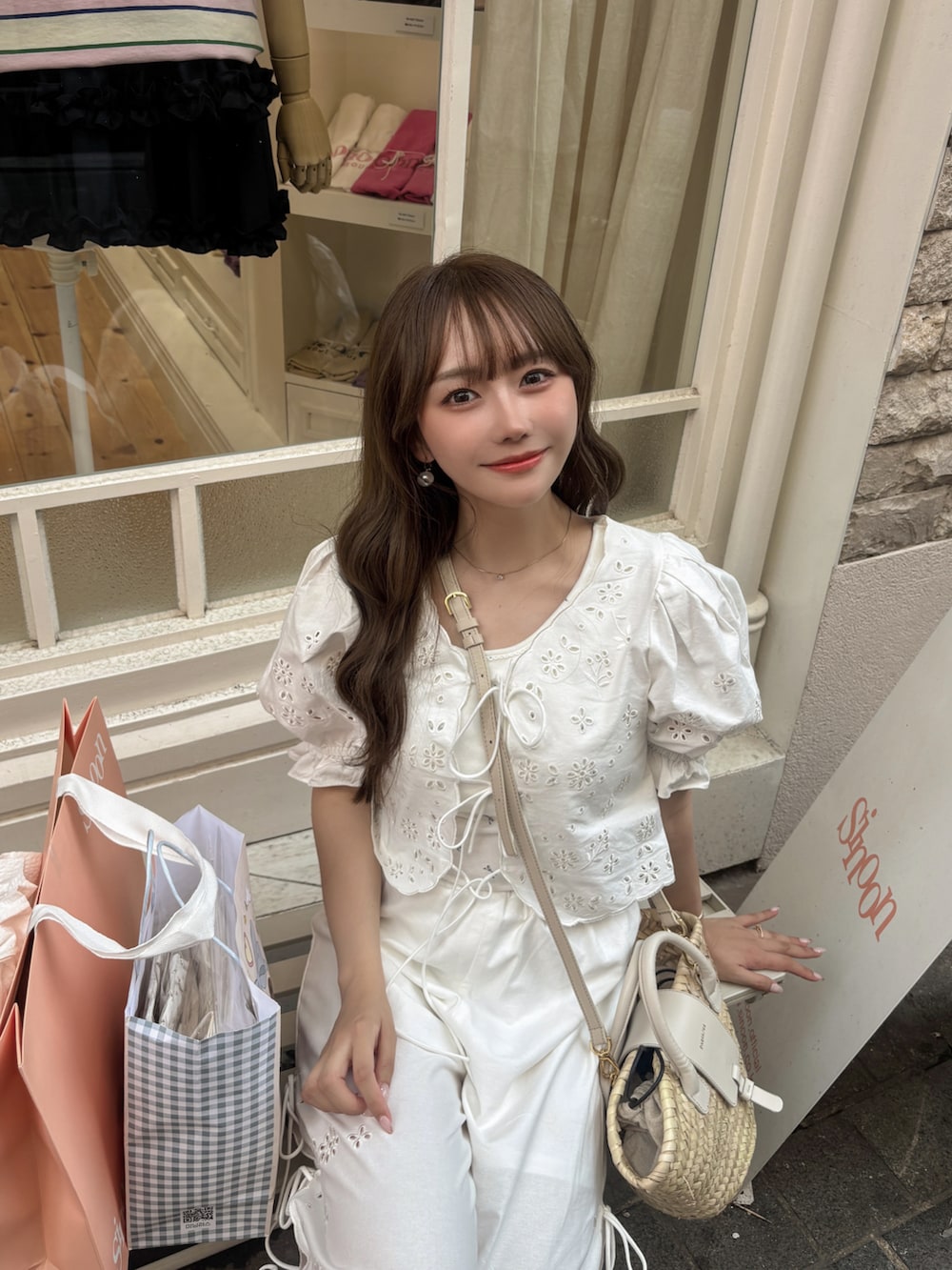 ホワイト系のシャツ/ブラウス、ホワイト系のその他パンツ、ベージュ系のスニーカーを着用したレディースの夏コーディネートの2枚目の写真