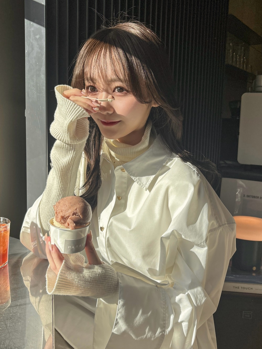 「春のおしゃ見えテクニック、春コーデ、ショルダーバッグ、スニーカー、シャツスタイル、パステルカラー、デートコーデ、淡色コーデ、レイヤードスタイル、カジュアル、春服みてみて、お出かけコーデ、春色、春のNewスタイル」｜「LAGUNAMOONのワイドスリーブハートボタンシャツ（シャツ/ブラウス、ホワイト系）」を使った、白濱楓雅 ( ふぅ )🍨さん（骨格ストレート・レディース・158cm）の春コーディネートの4枚目の写真