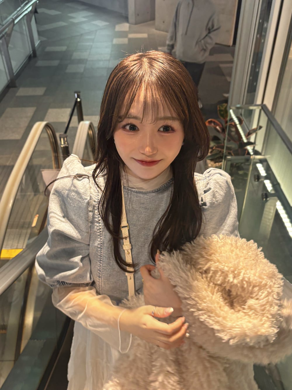 「春のおしゃ見えテクニック、デニム、スカート、スニーカー、ショルダーバッグ、シアートップス、お出かけコーデ、デートコーデ、淡色コーデ、春服みてみて、春コーデ、ガーリー、春色、パステルカラー、春のNewスタイル」｜「H&Mのアイテム（トップス、ブルー系）」を使った、白濱楓雅 ( ふぅ )🍨さん（骨格ストレート・レディース・158cm）の春コーディネートの4枚目の写真