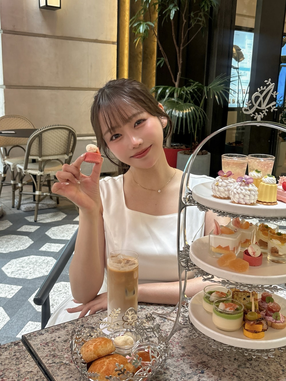 ホワイト系のワンピース/ドレス、ゴールド系のバッグ、ホワイト系のサンダルを着用したレディースの夏コーディネートの5枚目の写真