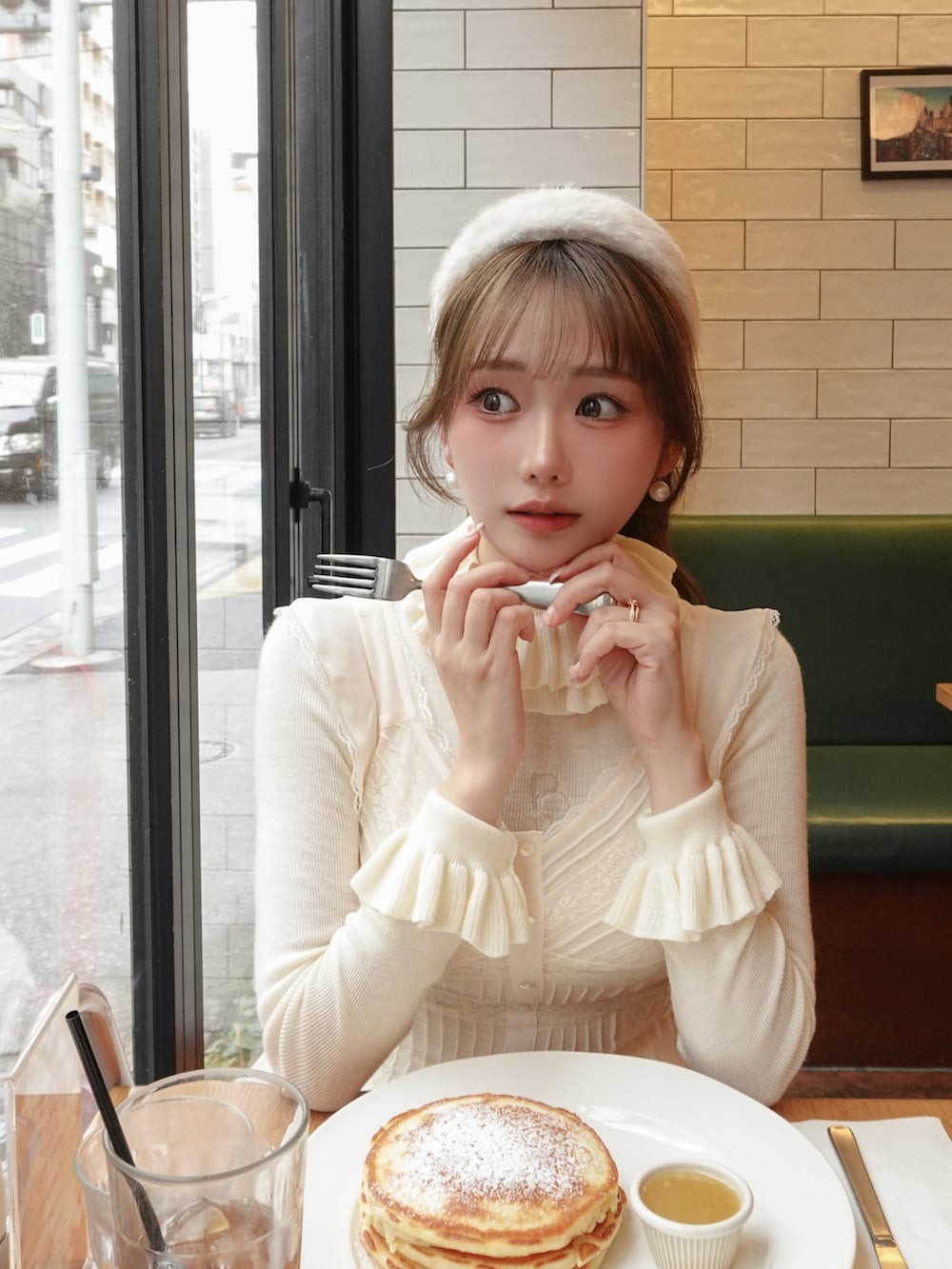 ブラウン系のブーツ、ホワイト系のワンピース/ドレス、ホワイト系のトップスを着用したレディースの秋コーディネートの3枚目の写真