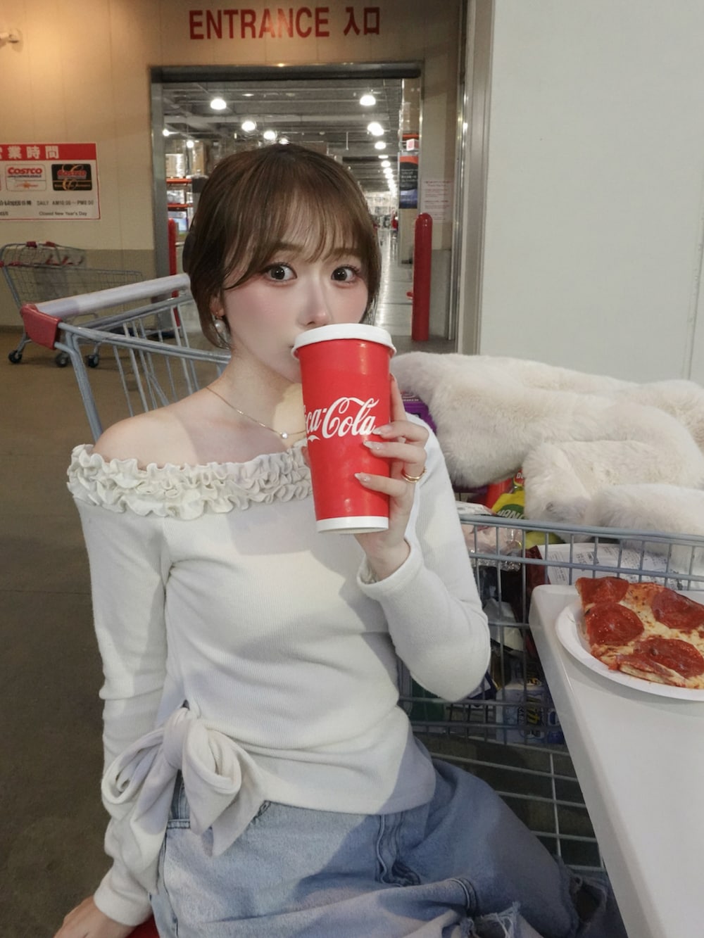 ホワイト系のセットアップ、ブルー系のデニムパンツ、ベージュ系のブーツを着用したレディースの秋コーディネートの3枚目の写真