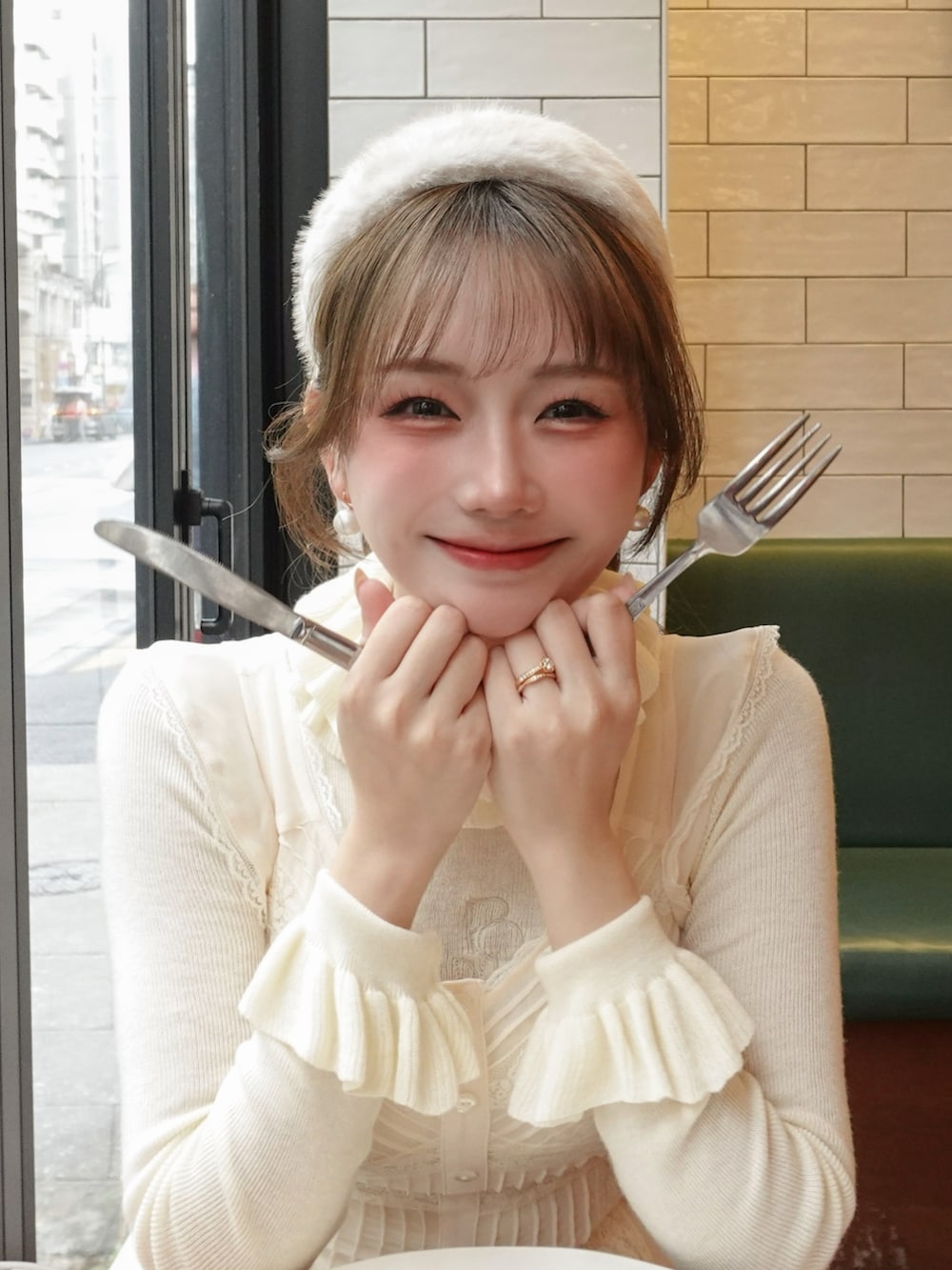 ブラウン系のブーツ、ホワイト系のワンピース/ドレス、ホワイト系のトップスを着用したレディースの秋コーディネートの5枚目の写真