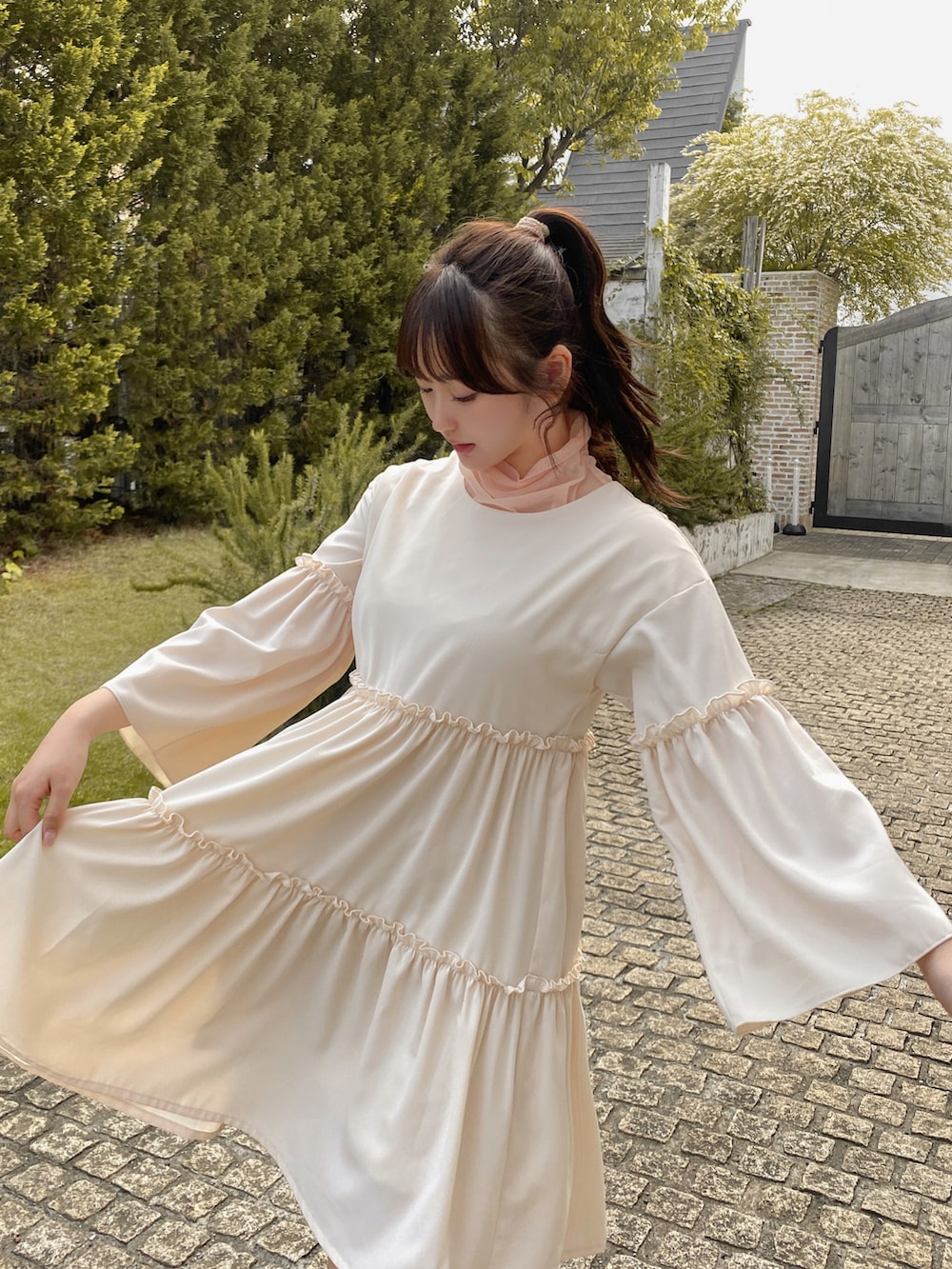 ホワイト系のワンピースを着用したレディースの夏コーディネートの4枚目の写真