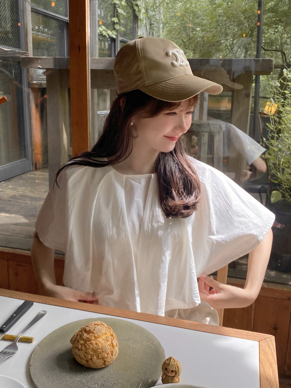 「夏コーデ、シンプルスタイル、オトナカジュアル、休日コーデ、カジュアルコーデ、キャップ、ワントーンコーデ、淡色コーデ、淡色女子、サンダル、ミュール、デート、デートスタイル（WOMEN）、ゆるコーデ、リネン」｜「CELINEのアイテム（キャップ、ベージュ系）」を使った、白濱楓雅 ( ふぅ )🍨さん（骨格ストレート・レディース・158cm）の夏コーディネートの3枚目の写真