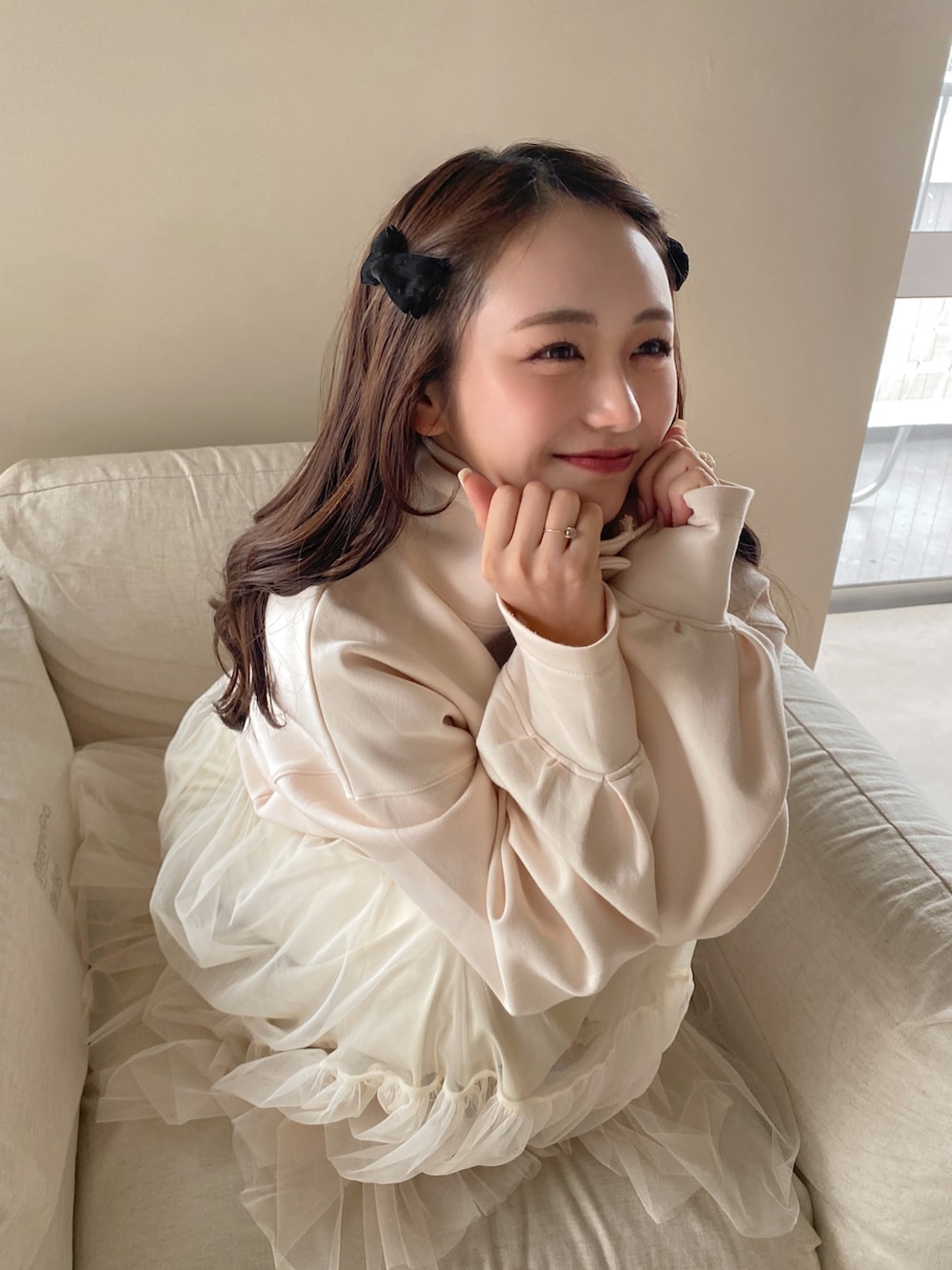 ベージュ系のTシャツ/カットソー、ベージュ系のスカート、ブラック系のバレッタ/ヘアクリップを着用したレディースの夏コーディネートの2枚目の写真