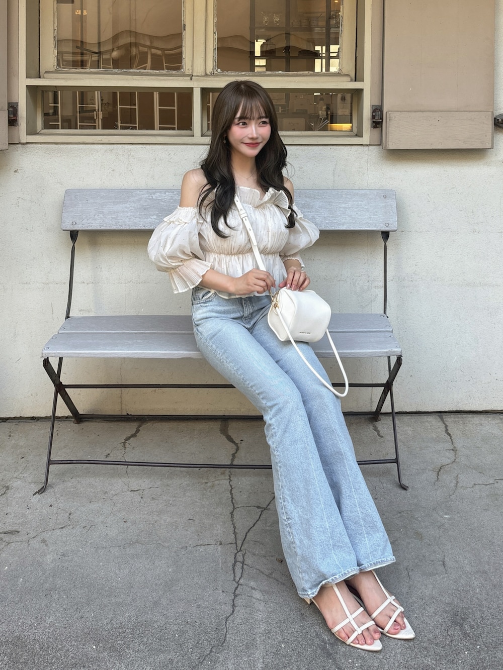 「秋服準備はじめました、お出かけコーデ、休日スタイル、パンツコーデ、デニム、ショルダーバッグ、サンダル、カジュアル、きれいめカジュアル、デートコーデ、フリル、キレイめ、淡色コーデ、骨格ストレート、ガーリー」｜「EVOLの一部WEB限定カラー【EVOL】ポインテッドTストラップサンダル IU5142 ソフトな素材で軽量（サンダル、ホワイト系）」を使った、白濱楓雅 ( ふぅ )🍨さん（骨格ストレート・レディース・158cm）の夏コーディネートの3枚目の写真