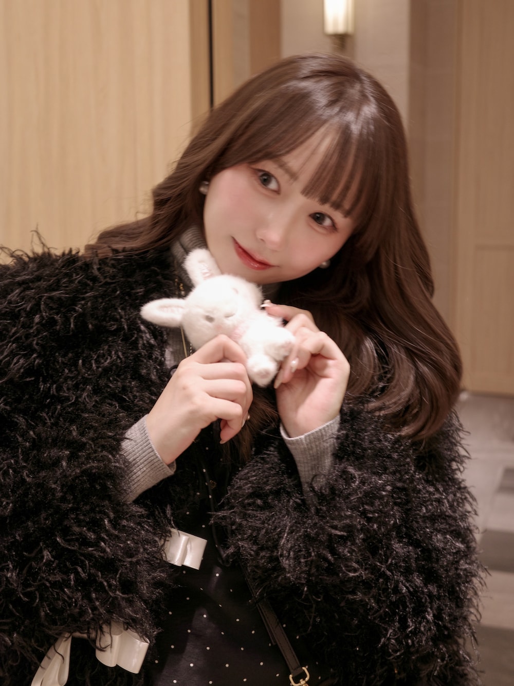 グレー系のパンプス、ブラック系のワンピース/ドレス、グレー系のトップスを着用したレディースの冬コーディネートの3枚目の写真