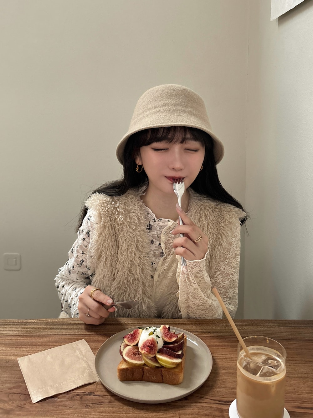「秋服まるっと大公開、お出かけコーデ、レイヤードスタイル、シアートップス、バケットハット、ファーベスト、ベスト、レース、ショルダーバッグ、スニーカー、スニーカーコーデ、淡色コーデ、淡色女子、デート、デートスタイル（WOMEN）」｜「GUのアイテム（帽子、ベージュ系）」を使った、白濱楓雅 ( ふぅ )🍨さん（骨格ストレート・レディース・158cm）の秋コーディネートの3枚目の写真