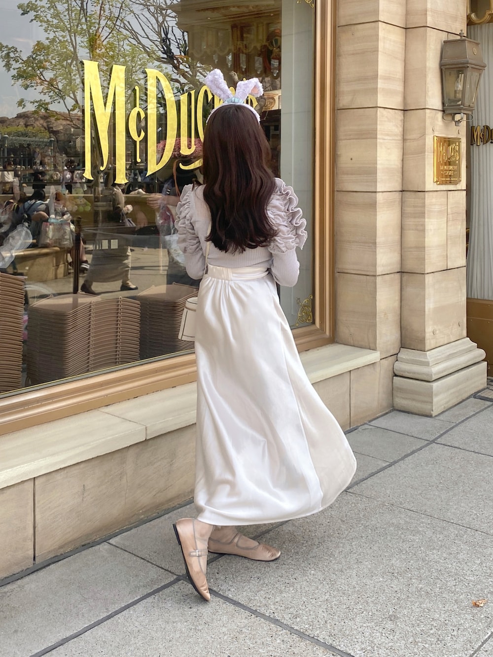 「ディズニーコーデ、ディズニー、ガーリー、大人ガーリー、バレエシューズ、ラベンダー、パープル、デート、デートスタイル（WOMEN）、サテンスカート、淡色コーデ、淡色女子、ロングスカート、オトナカワイイ、きれいめカジュアル」｜「SNIDELのスパークルパフスリーブニットプルオーバー（ニット/セーター、グレー系）」を使った、白濱楓雅 ( ふぅ )🍨さん（骨格ストレート・レディース・158cm）の夏コーディネートの5枚目の写真