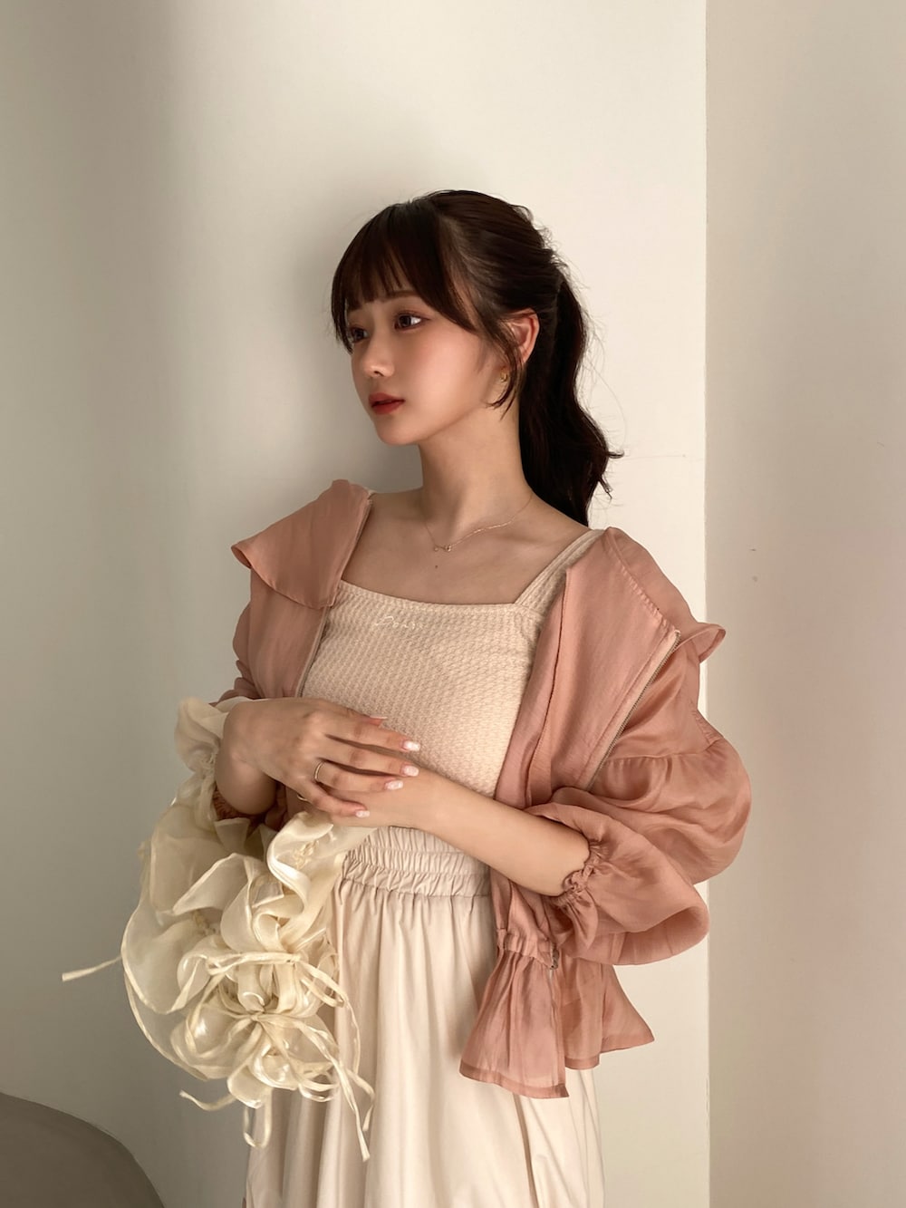「夏コーデ、シアートップス、デート、デートスタイル（WOMEN）、タンクトップ、ガーリー、ガーリーコーデ、カジュアルガーリー、淡色コーデ、淡色女子、ピンク、ピンクコーデ、着回しコーデ、ワントーンコーデ、ホワイト」｜「pomiiiのワッフルタンクトップ（タンクトップ、ピンク系）」を使った、白濱楓雅 ( ふぅ )🍨さん（骨格ストレート・レディース・158cm）の夏コーディネートの5枚目の写真