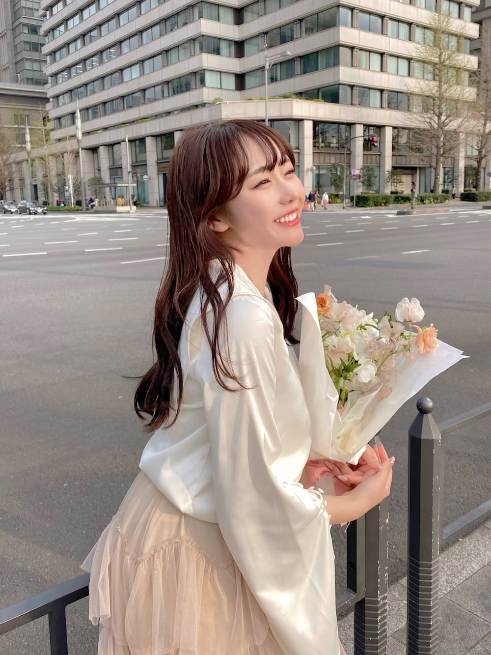 「チュールスカート、ピンク、ピンクコーデ、デート、デートスタイル（WOMEN）、淡色コーデ、淡色女子、ワントーンコーデ、ガーリー、ガーリーコーデ、きれいめコーディネート、ロングスカート、フェミニン、古着MIX、きれいめカジュアル」｜「pomiiiのサテンセーラー袖ボタンブラウス（シャツ/ブラウス、ホワイト系）」を使った、白濱楓雅 ( ふぅ )🍨さん（骨格ストレート・レディース・158cm）の夏コーディネートの4枚目の写真