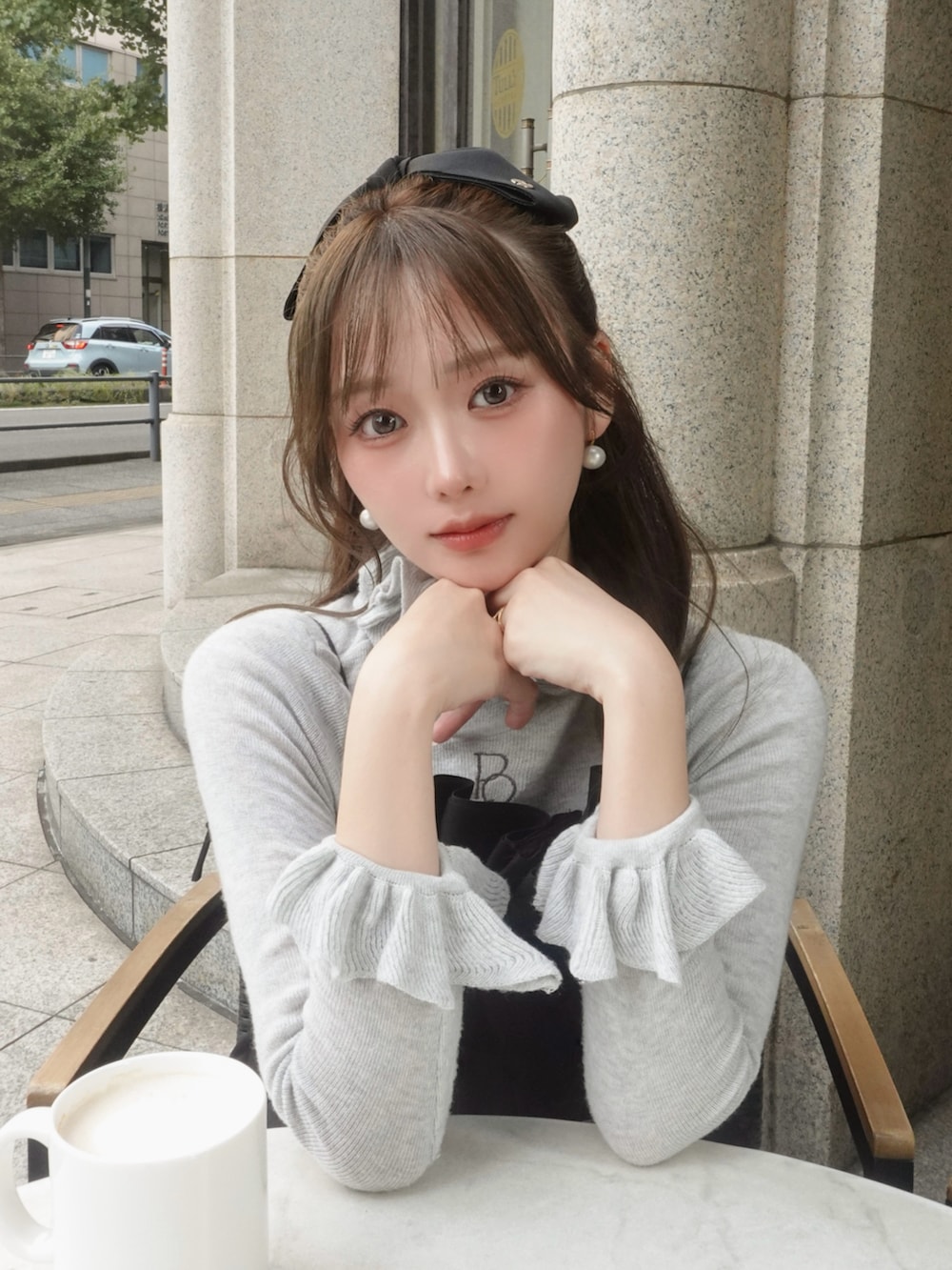 グレー系のシューズ、ブラック系のワンピース、グレー系のトップスを着用したレディースの秋コーディネートの2枚目の写真