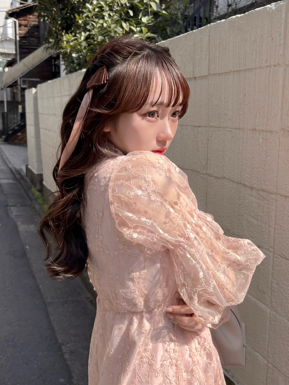 「オトナ女子、オケージョン、お呼ばれスタイル、ドレス、結婚式、結婚式二次会スタイル、ピンクコーデ、夏コーデ、ガーリー、ワンピーススタイル、お洒落さんとつながりたい、淡色コーデ、淡色女子、淡色女子と繋がりたい、ピンク」｜「FRAY I.Dのリボンバッグ（ハンドバッグ、ベージュ系）」を使った、白濱楓雅 ( ふぅ )🍨さん（骨格ストレート・レディース・158cm）の春コーディネートの3枚目の写真