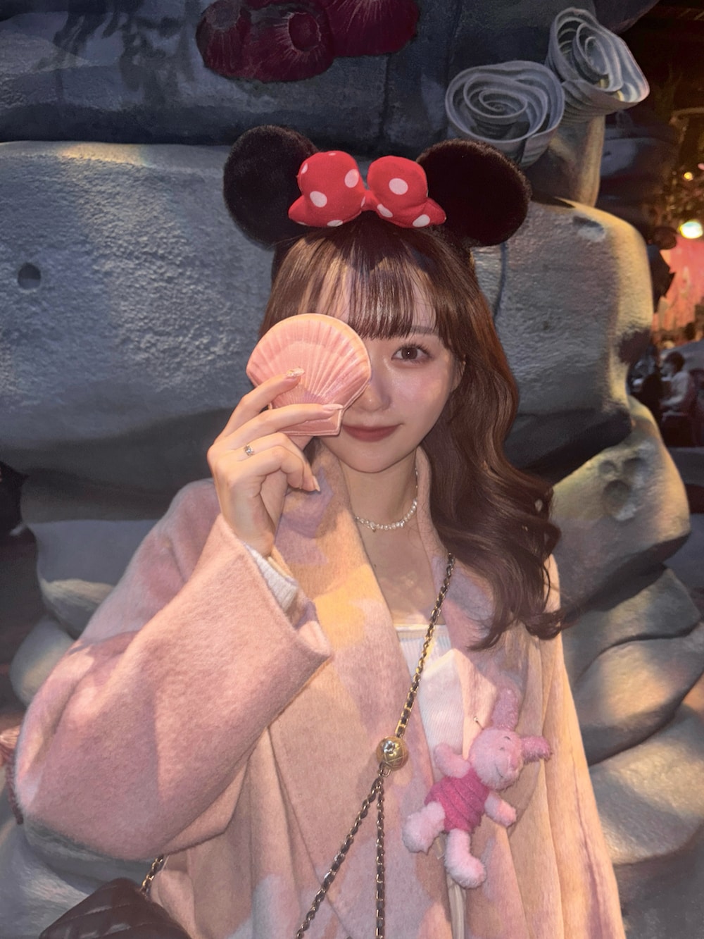 ピンク系のジャケット/アウター、ブラック系のバッグ、ホワイト系のニット/セーターを着用したレディースの秋コーディネートの2枚目の写真