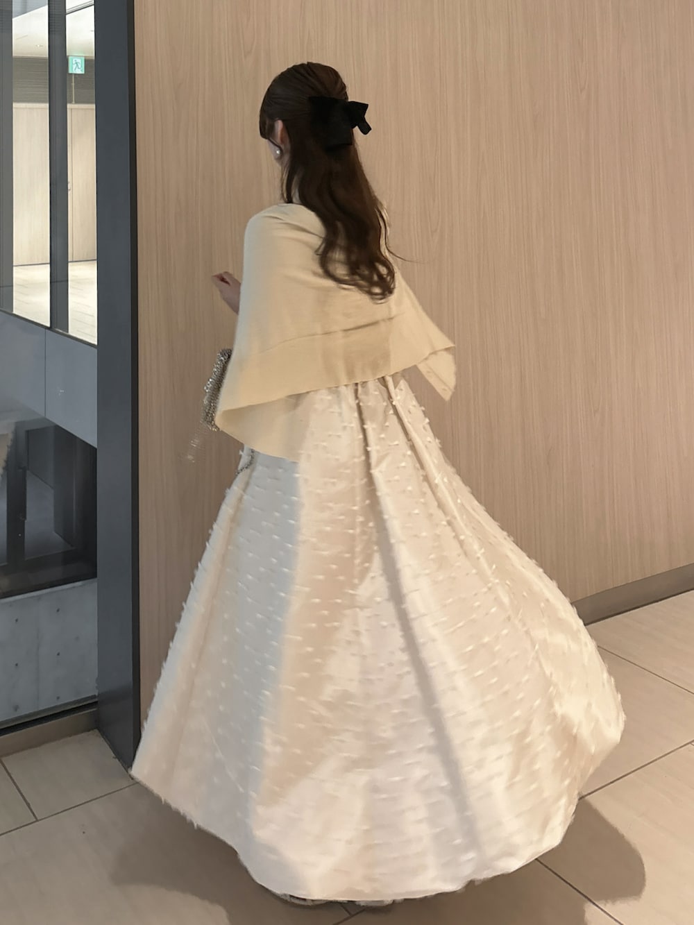 「レイヤードスタイル、夏コーデ、さらっと晴れやかスナップ、休日スタイル、シンプルスタイル、デートコーデ、キレイめ、お出かけコーデ、オールホワイト、淡色コーデ、カーディガン、ホワイト、ショルダーバッグ、サンダル、スカート」｜「ANTEPRIMAのアイテム（バッグ、ゴールド系）」を使った、白濱楓雅 ( ふぅ )🍨さん（骨格ストレート・レディース・158cm）の夏コーディネートの3枚目の写真