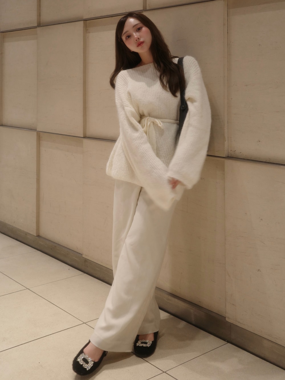 ブラック系のシューズ、ホワイト系のその他パンツ、ホワイト系のセットアップを着用したレディースの冬コーディネートの2枚目の写真