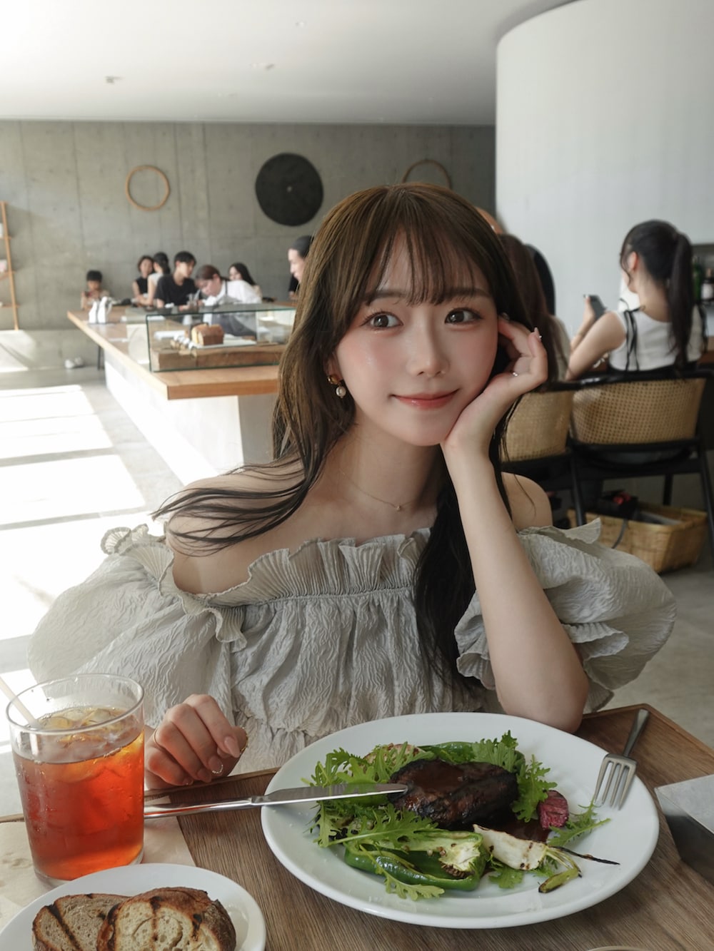 グリーン系のシャツ/ブラウス、ホワイト系のスカート、ホワイト系のサンダルを着用したレディースの夏コーディネートの3枚目の写真