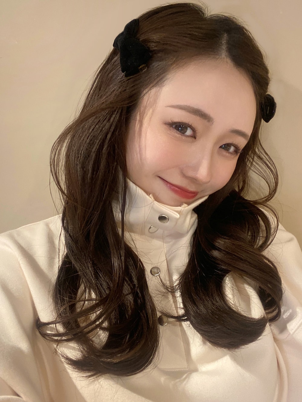 ベージュ系のTシャツ/カットソー、ベージュ系のスカート、ブラック系のバレッタ/ヘアクリップを着用したレディースの夏コーディネートの4枚目の写真