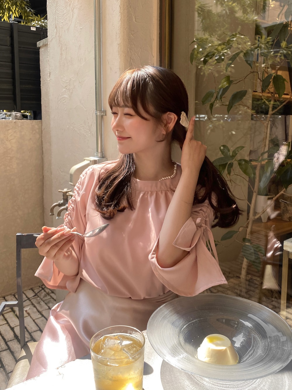 ピンク系のスカート、ピンク系のシャツ/ブラウス、ホワイト系のバレッタ/ヘアクリップを着用したレディースの夏コーディネートの2枚目の写真