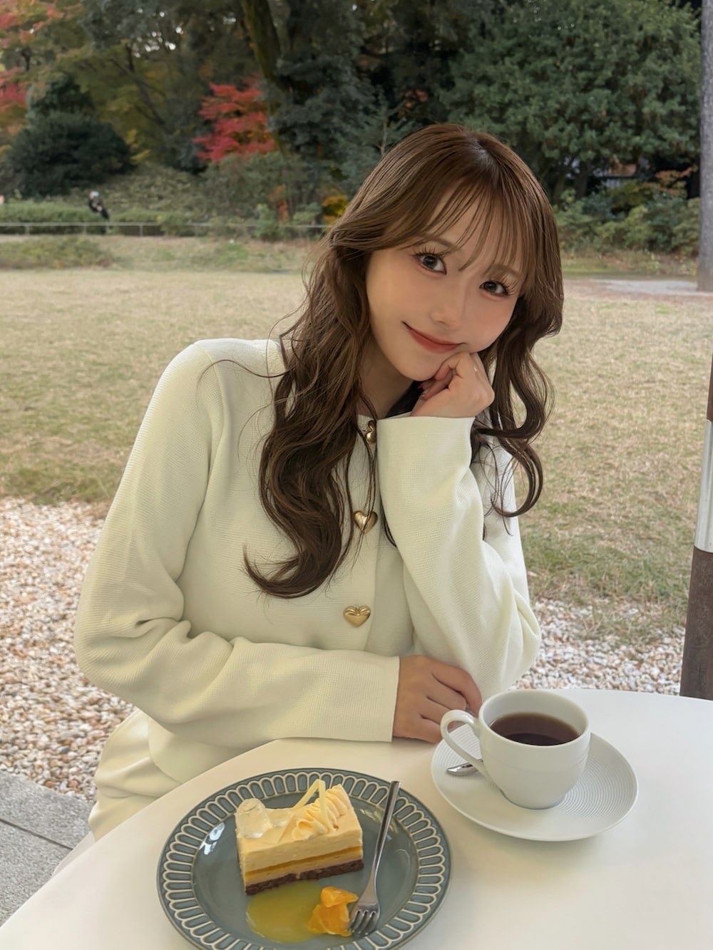 ベージュ系のパンプス、ホワイト系のその他パンツ、ベージュ系のショルダーバッグを着用したレディースの冬コーディネートの2枚目の写真