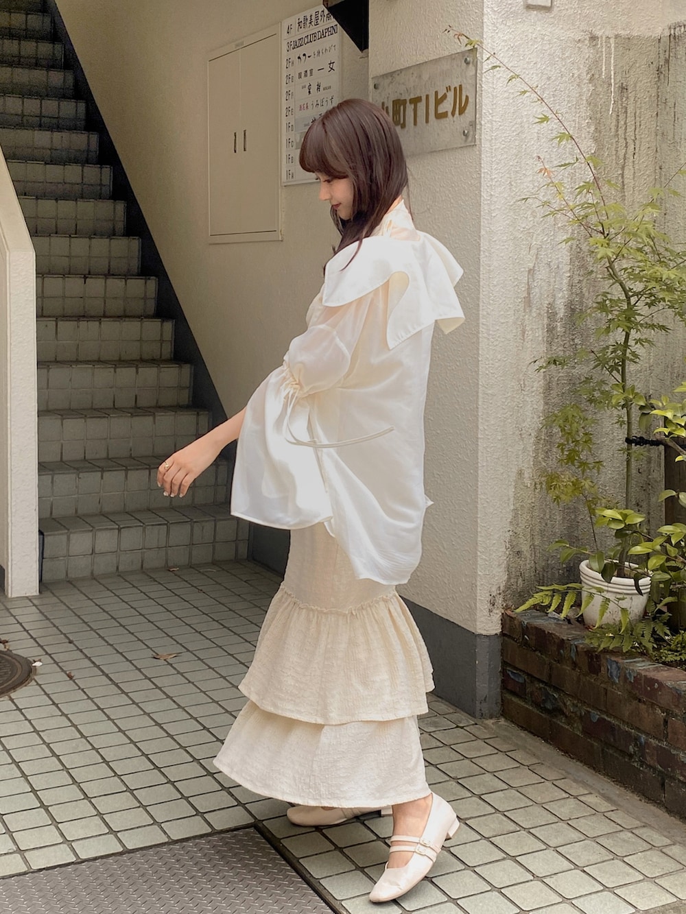 ホワイト系のショルダーバッグ、ホワイト系のシューズ、ホワイト系のシャツ/ブラウスを着用したレディースの夏コーディネートの5枚目の写真