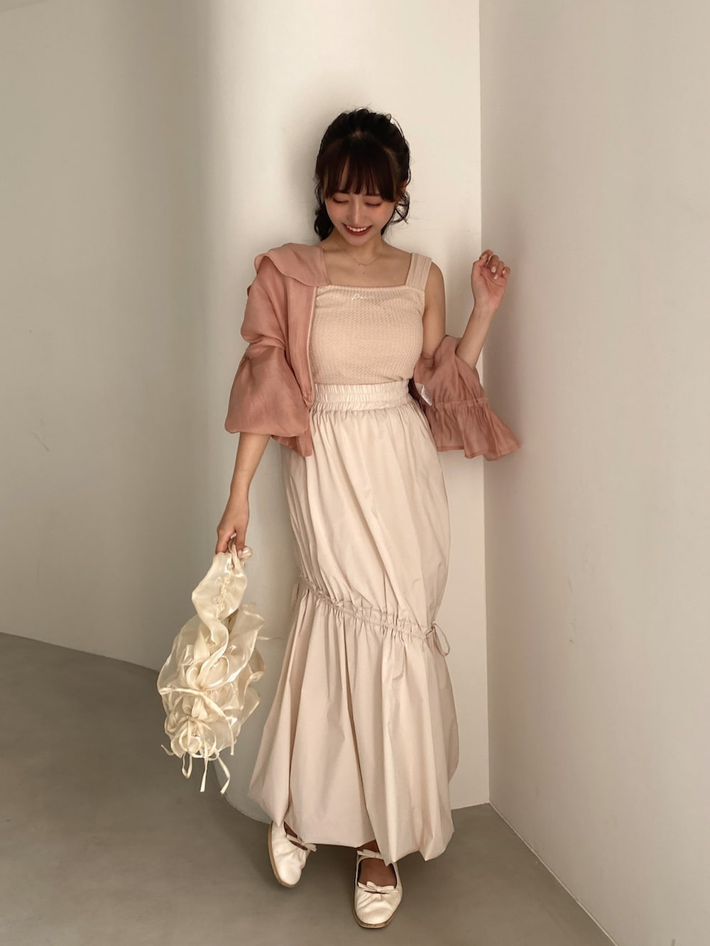 「夏コーデ、シアートップス、デート、デートスタイル（WOMEN）、タンクトップ、ガーリー、ガーリーコーデ、カジュアルガーリー、淡色コーデ、淡色女子、ピンク、ピンクコーデ、着回しコーデ、ワントーンコーデ、ホワイト」｜「pomiiiのワッフルタンクトップ（タンクトップ、ピンク系）」を使った、白濱楓雅 ( ふぅ )🍨さん（骨格ストレート・レディース・158cm）の夏コーディネートの2枚目の写真