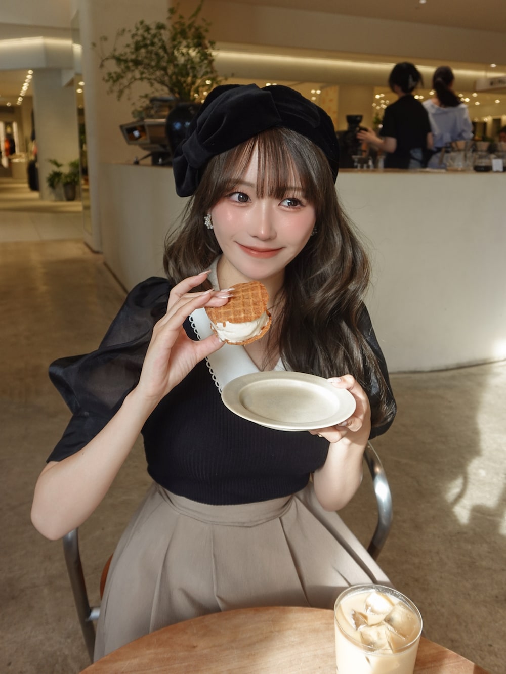 ベージュ系のスカート、ホワイト系のサンダル、ブラック系のニット/セーターを着用したレディースの夏コーディネートの4枚目の写真