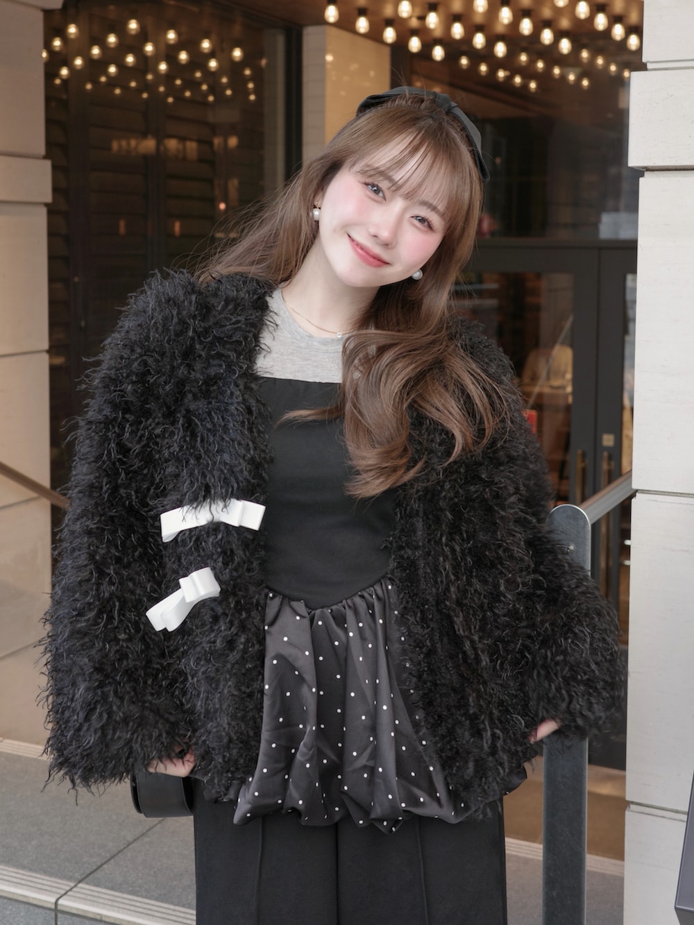 ブラック系のつなぎ/オールインワン、ブラック系のジャケット/アウター、ブラック系のブーツを着用したレディースの冬コーディネートの4枚目の写真